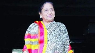 পরপারে হুসনে আরা খান।
