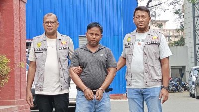 ডিবি পুলিশের হাতে গ্রেফতার বশির দেওয়ান
