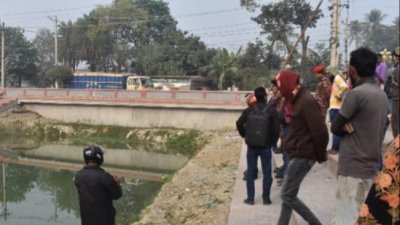 নাভিদ ইসলাম এক কিশোরের লাশ নগরীর হাজী মুহম্মদ মহসিন সরকারি উচ্চ বিদ্যালয়ের পুকুর থেকে উদ্ধার।