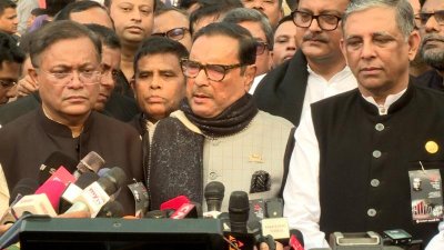 সাংবাদিকদের সঙ্গে কথা বলছেন ওবায়দুল কাদের