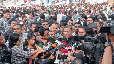কেন্দ্রীয় শহীদ মিনার প্রাঙ্গণে কথা বলছেন ড. হাছান মাহমুদ (ছবি: সুবর্ণ আসসাইফ)