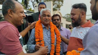 মুক্তি পাওয়ার পর মোয়াজ্জেম হোসেন আলালকে ফুল দিয়ে শুভেচ্ছা জানান দলীয় নেতাকর্মীরা