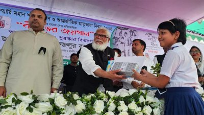 চিত্রাঙ্কন ও হাতের লেখা প্রতিযোগিতায় বিজয়ীদের মাঝে পুরস্কার বিতরণ করেন সালমান এফ রহমান