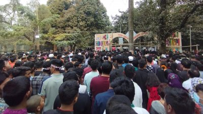 বইমেলার প্রবেশমুখে মানুষর উপচে পড়া ভিড়