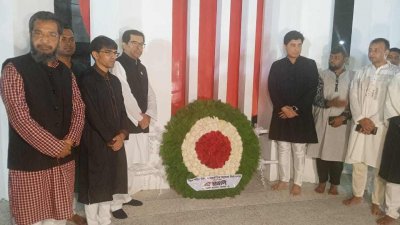 রাত ১২টা ১ মিনিটে যশোর কেন্দ্রীয় শহীদ মিনারে শ্রদ্ধা জানান কাজী নাবিল আহমেদ
