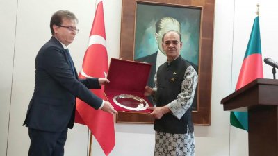 পর্যটনমন্ত্রী মুহাম্মদ ফারুক খান ও তুরস্কের রাষ্ট্রদূত রামিস সেন
