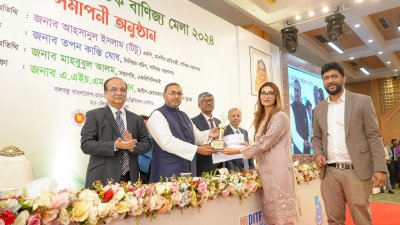 বাণিজ্য প্রতিমন্ত্রী আহসানুল ইসলাম টিটুর কাছ থেকে গোল্ড ট্রফি ও সনদ গ্রহণ করেন ওয়ালটন হাই-টেকের পরিচালক নিশাত তাসনিম শুচি