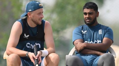 একাদশে স্থান পেয়েছেন ওলি রবিনসন (বামে)।