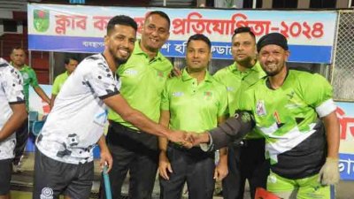 ম্যাচের আগে হাত মেলাচ্ছেন মোহামেডান ও পুলিশের অধিনায়ক