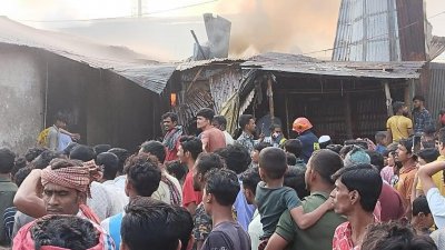 গাজীপুরের টঙ্গীর মিলগেট এলাকায় আগুনে পুড়েছে আটটি তুলার গুদাম