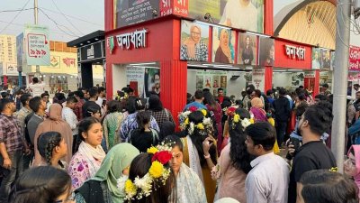 বইমেলা প্রায় শেষ পর্যায়ে। এসময় প্রতিদিনিই স্টলগুলোতে ভিড় জমাচ্ছেন পাঠকরা।