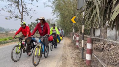 হিলি সীমান্ত এলাকা সাইকেলে ভ্রমণ করছে ‘অভিযাত্রী’ দল