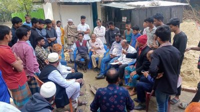 নিহতের বাড়িতে স্থানীয়রা