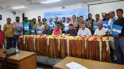 প্রশিক্ষণ শেষে সার্টিফিকেট হাতে ফটো সাংবাদিকরা