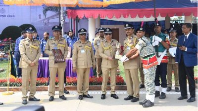 শিল্ড প্যারেডে বিজয়ী আর্মড পুলিশ ব্যাটালিয়নের হাতে শিরোপা তুলে দিচ্ছেন আইজিপি