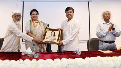 রবীন্দ্র সংগীতশিল্পী রেজওয়ানা চৌধুরী বন্যাকে সংবর্ধনা দিয়েছে জাতীয় বিশ্ববিদ্যালয়