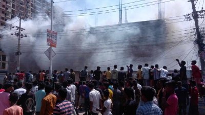 আগুন নিয়ন্ত্রণে কাজ করছে ফায়ার সার্ভিস