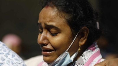 স্বজন হারানোর শোকে কান্না থামছে না এই নারীর/ছবি: সাজ্জাদ হোসেন