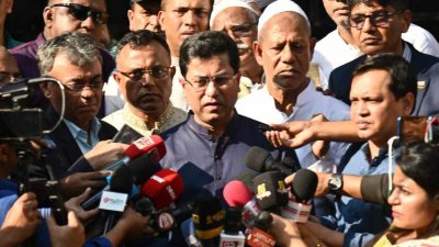 ভবন পরিদর্শন শেষে সাংবাদিকদের সঙ্গে কথা বলেন মেয়র তাপস  ছবি: নাসিরুল ইসলাম