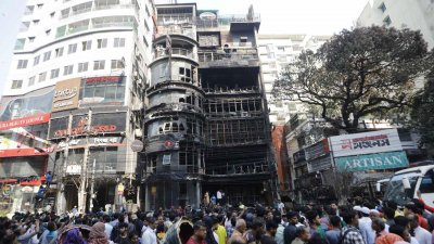বেইলি রোডে অগ্নিকাণ্ডে পুড়ে যাওয়া গ্রিন কোটিজ। ছবি: সাজ্জাদ হোসেন