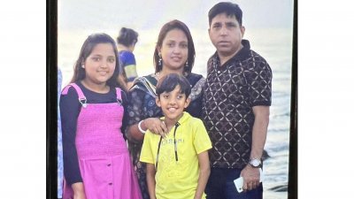 স্বামী ও সন্তানদের সঙ্গে পপি পোদ্দার