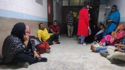 স্বজনদের খোঁজে ঢাকা মেডিক্যাল কলেজ হাসপাতাল (ঢামেক) জরুরি বিভাগের সামনে ভিড় করছেন অনেকে