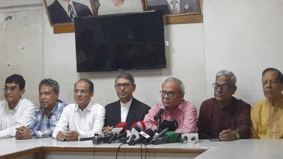 সংবাদ সম্মেলনে বক্তব্য রাখছেন রুহুল কবির রিজভী আহমেদ