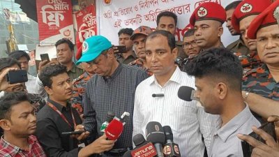 ভ্রাম্যমাণ আদালতের নেতৃত্ব দেন দক্ষিণ সিটির নির্বাহী ম্যাজিস্ট্রেট মো. জাহাঙ্গীর আলম