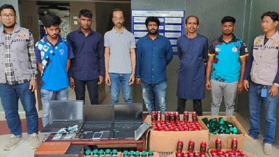 চক্রটি গ্রাহকের বিশ্বস্ততা অর্জনের জন্য বিভিন্ন গুরুত্বপূর্ণ ব্যক্তির নামে প্রচার চালাতো
