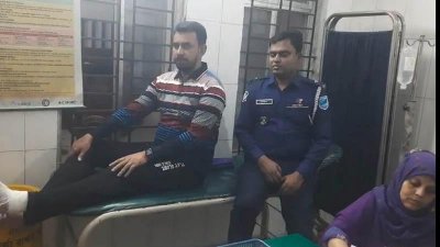 হাসপাতালে চিকিৎসা দেওয়া হয়েছে আহত পুলিশদের