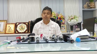সাংবাদিকদের সঙ্গে কথা বলছেন মোহাম্মদ হারুন রশীদ