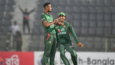 প্রথম টি-টোয়েন্টিতে শরিফুল-সৌম্যর উদযাপনের একটি মুহূর্ত। ছবি-সংগৃহীত।