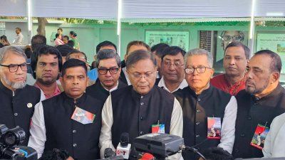 বঙ্গবন্ধুর প্রতিকৃতিতে শ্রদ্ধা নিবেদন শেষে সাংবাদিকদের সঙ্গে কথা বলছেন পররাষ্ট্রমন্ত্রী হাছান মাহমুদ
