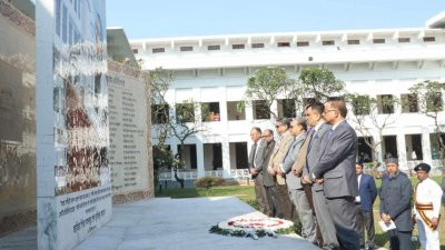 ‘স্মৃতি চিরঞ্জীব’ স্মারক সৌধে ফুল দিয়ে বঙ্গবন্ধুর প্রতি শ্রদ্ধা জানান প্রধান বিচারপতি ওবায়দুল হাসান