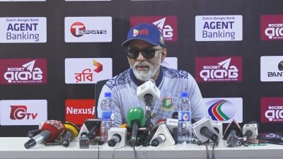 সংবাদ সম্মেলনে হাথুরুসিংহে