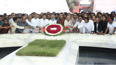প্রয়াত রাষ্ট্রপতি জিয়াউর রহমানের কবরে পুষ্পমাল্য অর্পণ করেন মঈন খানসহ বিএনপির বিভিন্ন পর্যায়ের নেতারা