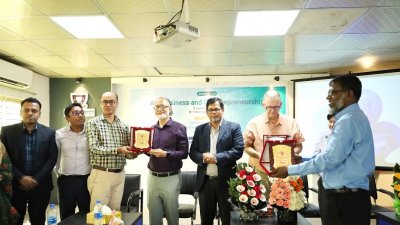 সেমিনারে অংশগ্রহণকারীদের একাংশ (ছবি: বিশ্ববিদ্যালয়ের সৌজন্যে)