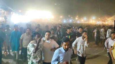 সংঘর্ষের সময় দর্শকের ছোটাছুটি