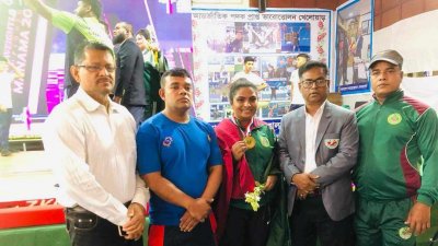 পদক হাতে মাবিয়া (মাঝে)।