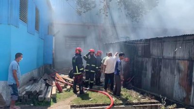 টাঙ্গাইল সদর উপজেলায় এটিএম লুঙ্গির কারখানায় অগ্নিকাণ্ড