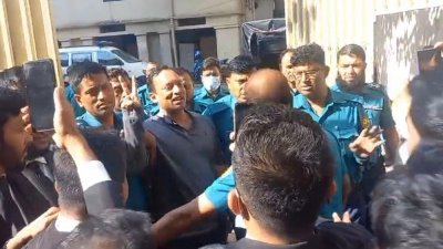 আদালতে পুলিশ হেফাজতে ব্যারিস্টার রুহুল কুদ্দুস কাজল, ছবি: প্রতিবেদক