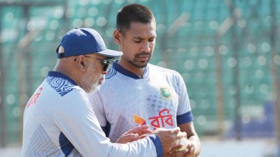 মোস্তাফিজের সঙ্গে পরামর্শ করছেন হাথুরুসিংহে