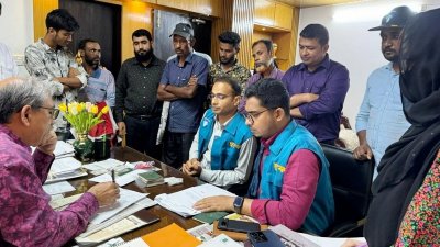 খুলনা বিভাগীয় পাসপোর্ট অফিসে দুদকের অভিযান