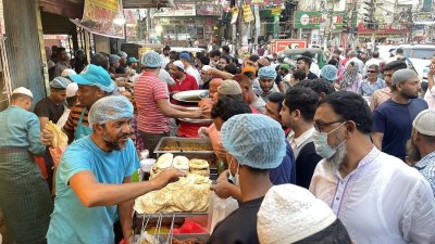 বেইলি রোডে ইফতার সামগ্রী বিক্রির দোকানে উপচে পড়া ভিড়। ছবি: নাসিরুল ইসলাম