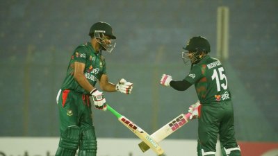 শান্তর সঙ্গে অবিচ্ছিন্ন জুটিতে জয় ছিনিয়ে আনতে ভূমিকা রাখেন মুশফিক।