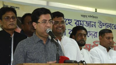 বক্তব্য দিচ্ছেন শেখ ফজলে নূর তাপস