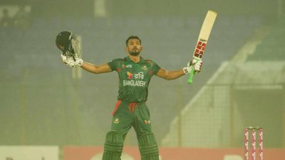 সেঞ্চুরি করে শান্তর উদযাপন।