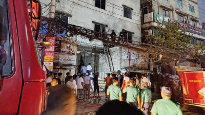 আগুন নিয়ন্ত্রণে কাজ করছে ৭টি ইউনিট  ছবি: নাসিরুল ইসলাম