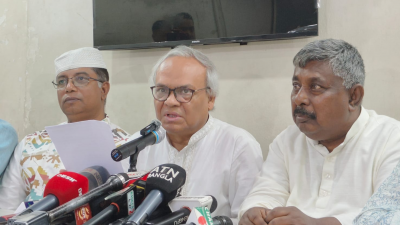 সংবাদ সম্মেলনে বিএনপির সিনিয়র যুগ্ম মহাসচিব রুহুল কবির রিজভী আহমেদ
