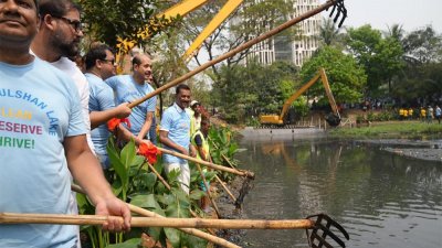 গুলশান লেকের পরিচ্ছন্নতা কাজে অংশ নেন মেয়র আতিকুল ইসলাম